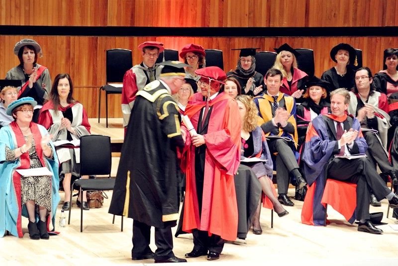西敏斯特大学董事会成员向仲伟合颁发荣誉博士学位证书