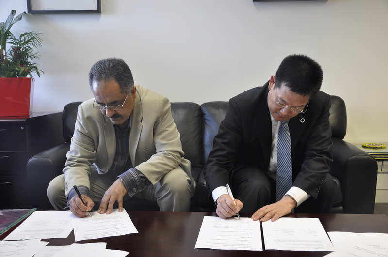 仲伟合与阿什拉夫•杰韦德签署3+1双学位项目合作协议