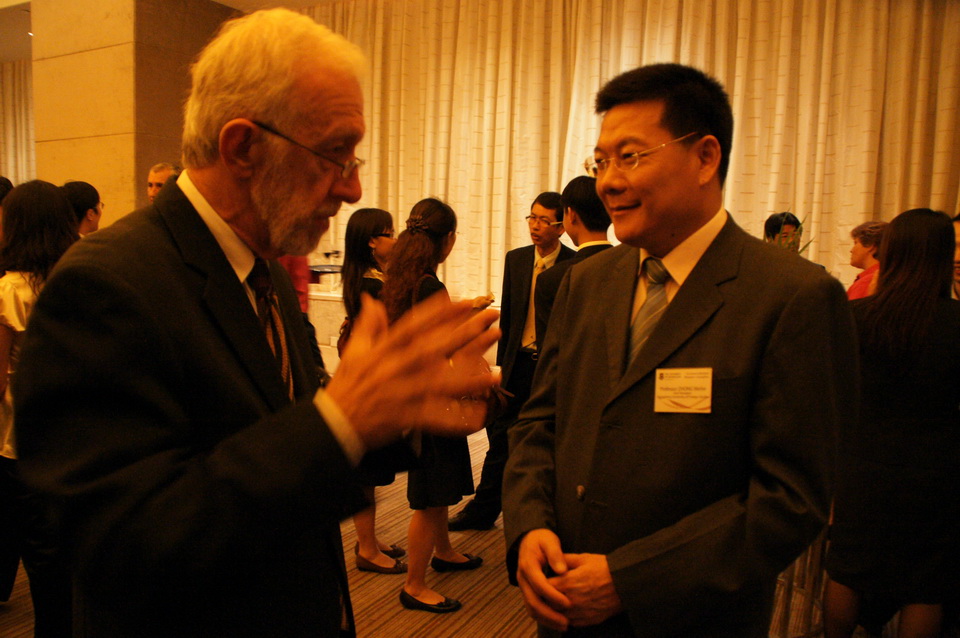 仲伟合副校长与昆士兰大学文学院Richard Fotheringham院长交谈