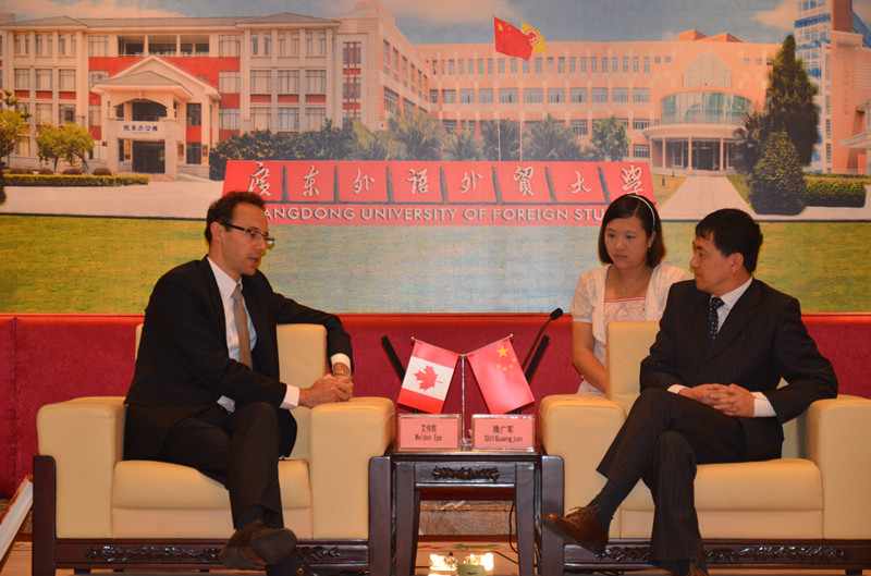 隋广军与艾伟敦亲切交谈 隋广军与艾伟敦亲切交谈