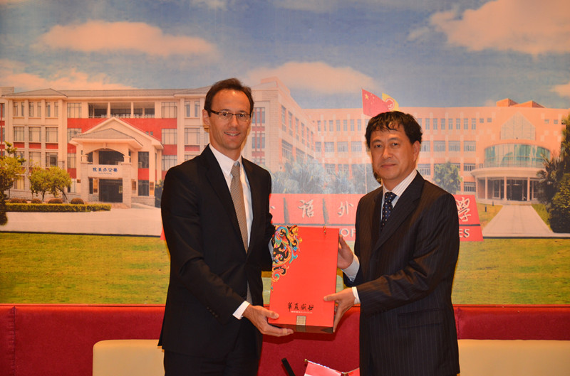 隋广军向艾伟敦赠送纪念品 隋广军向艾伟敦赠送纪念品