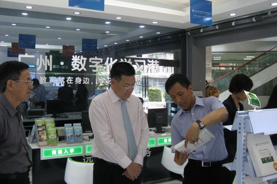 仲伟合一行参观广州数字化学习港 仲伟合一行参观广州数字化学习港