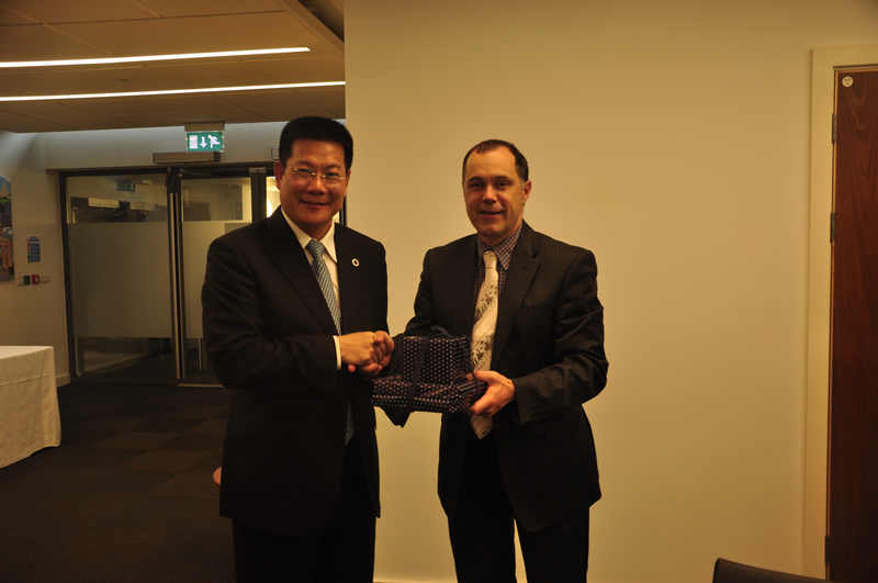 仲伟合与马克•史密斯交换礼物 仲伟合与马克•史密斯交换礼物