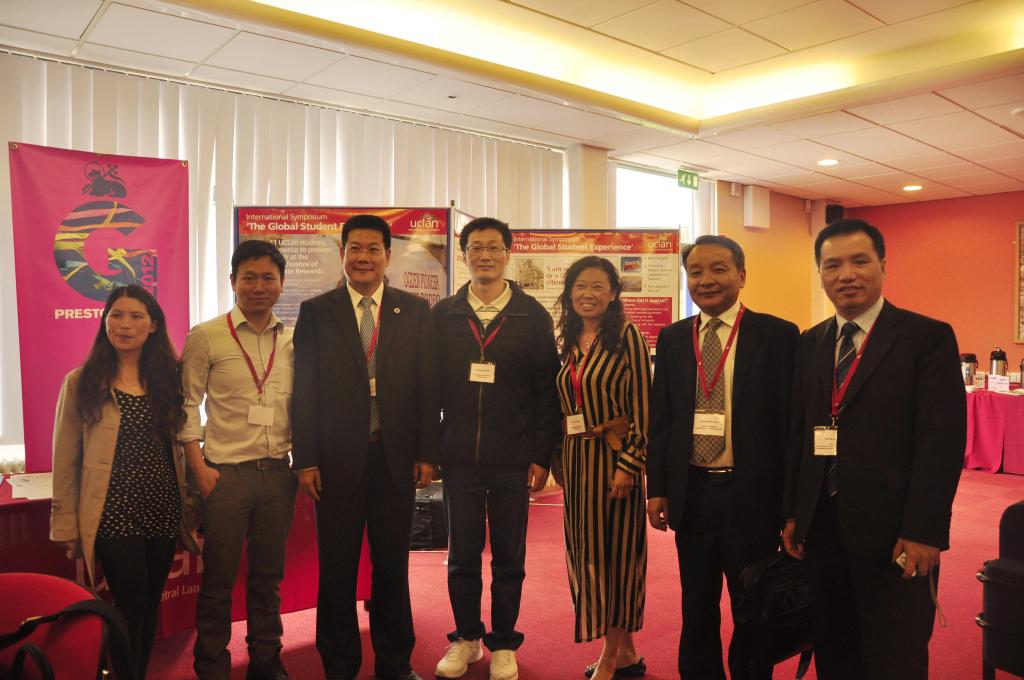 仲伟合与我校部分在英接受短期培训的老师合影 仲伟合与我校部分在英接受短期培训的老师合影